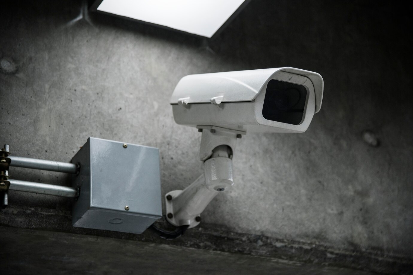 primo-piano-della-macchina-fotografica-del-cctv-sulla-parete_53876-33830.jpg