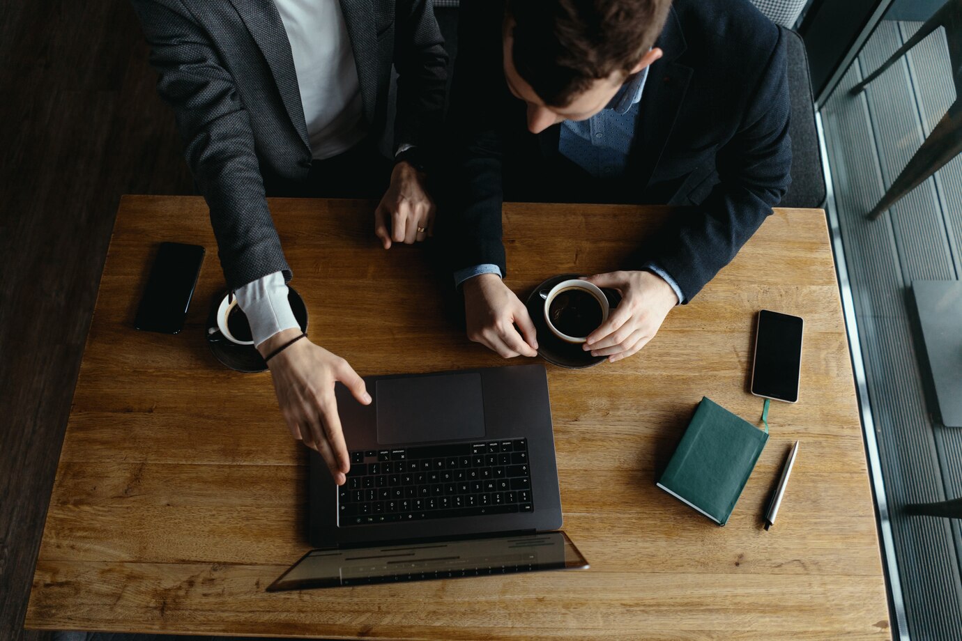due-uomini-d-affari-che-indicano-lo-schermo-del-laptop-mentre-discutono_158595-5325.jpg