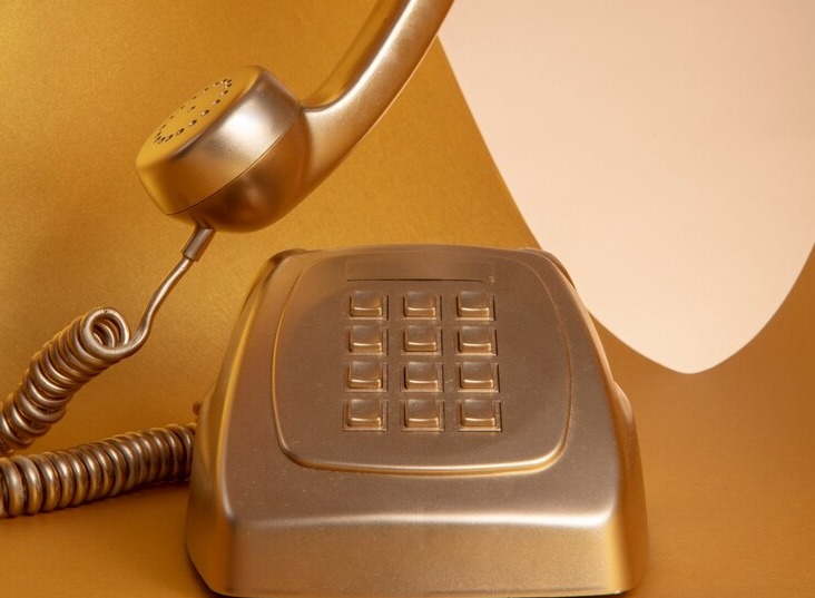 carta-da-parati-estetica-oro-con-vecchio-telefono_23-2149872241.jpg